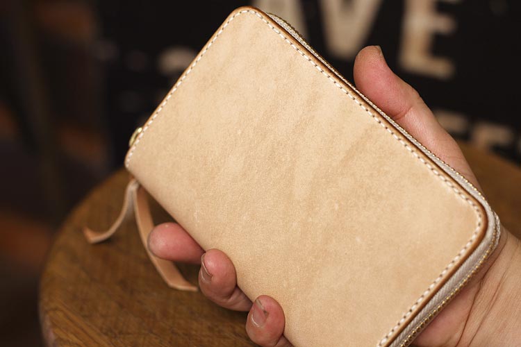 ヌメ革のミドル財布をラウンドファスナー仕様で制作 | 頑固オヤジ店長 久保ブログ