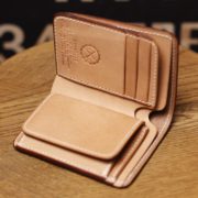 縦2ｃｍ、横1ｃｍサイズダウンでオーダーいただいた、コンパクトサイズのヌメ革ミドル財布