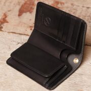 ミドル革財布を栃木レザーヌメ革ブラック、ステッチもブラックで制作