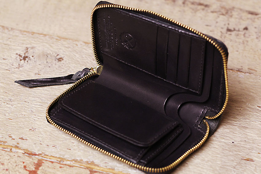ブライドルレザーのミドルウォレットをラウンドファスナー仕様で