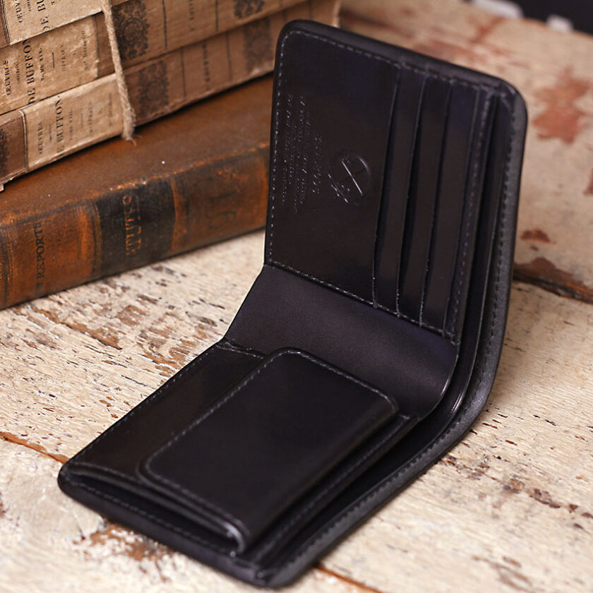 じわじわ根強い人気！栃木レザーヌメ革ブラックの二つ折り財布 | 頑固
