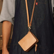 首かけできる、小ぶりなヌメ革ミドルウォレットを制作