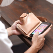 ガイア2096的、財布一体型スマホケースを栃木レザーの極上ヌメ革で制作