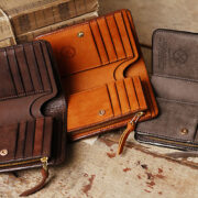 渋い面持ち、スクラッチ加工のイタリアンレザーで仕立てた二つ折り革財布、販売開始！