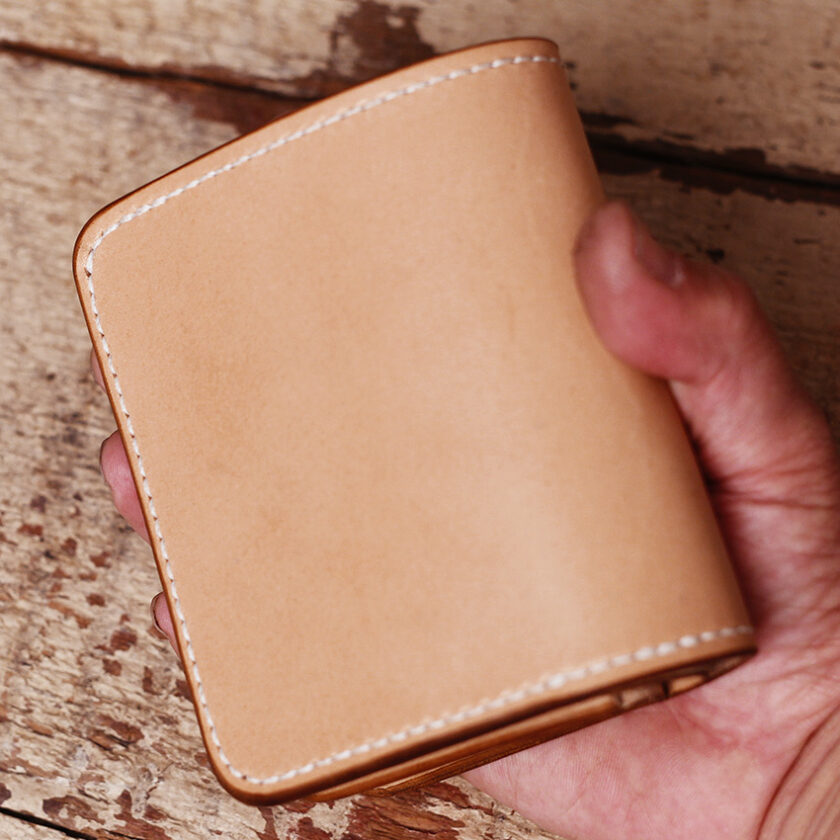 高さ3cmダウン！持ち応えあるミドルウォレットが超コンパクトになっ